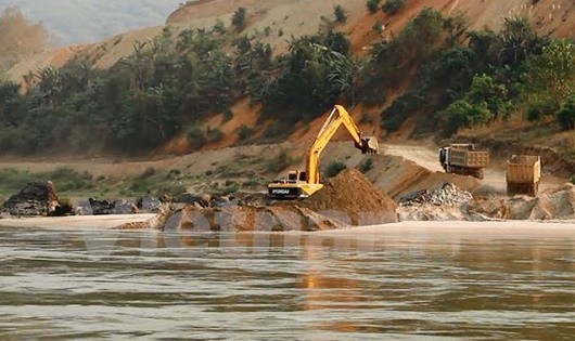 Dự án thủy điện trên dòng chính sông Mê Kông: Sinh kế của gần 20 triệu người  có nguy cơ “sạt lở”