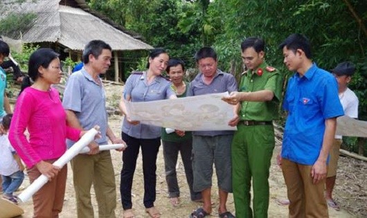 Cán bộ Phòng Cảnh sát môi trường và Chi cục Thủy sản tuyên truyền cho người dân xóm Nưa về các quy định bảo vệ nguồn lợi thuỷ sản trên vùng lòng hồ sông Đà.