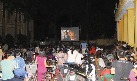 Người dân chăm chú xem phim ở ngoài trời.