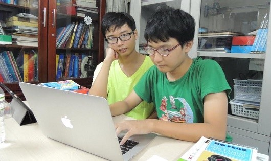 Hai anh em Đặng Thái Anh (SN 2003) và Đặng Nhật Anh (SN 1998) ở quận Tân Bình (TP.HCM) được bố mẹ cho nghỉ học ở trường để ở nhà tự học (home-schooling). Ảnh minh họa