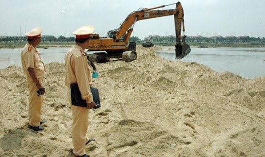 Lực lượng chức năng kiểm tra việc khai thác cát.Ảnh minh họa.