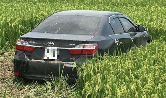 Chiếc xe camry lao xuống ruộng lúa sau khi gây tai nạn.