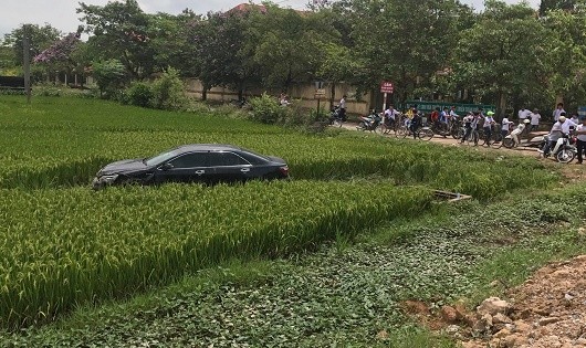 Gây ra TNGT chiếc xe đã lao xuống ruộng lúa.