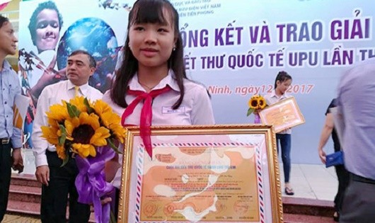 Em Nguyễn Đỗ Huyền Vi nhận giải nhất quốc gia Cuộc thi viết thư quốc tế UPU năm 2017. Ảnh: NVCC.