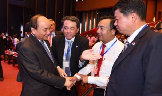 Thủ tướng gặp gỡ các doanh nghiệp bên lề hội nghị. Ảnh: Chinhphu.vn