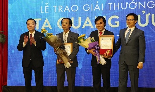 Trao giải cho PGS. TS Nguyễn Sum (ĐH Quy Nhơn, Bình Định) và GS. TS Phan Thanh Sơn Nam (ĐH Bách Khoa, ĐH Quốc gia TPHCM).