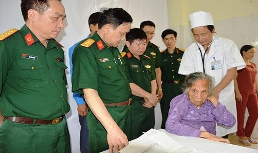 Cán bộ, y, bác sĩ Bệnh viện Quân y 5 khám bệnh cho nhân dân xã Gia Hòa.