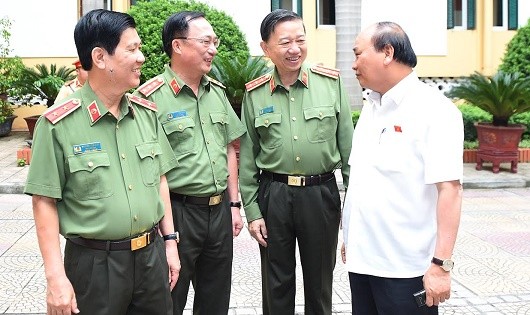 Thủ tướng Nguyễn Xuân Phúc trò chuyện với lãnh đạo Bộ Công an