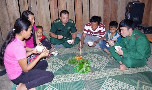Thượng tá Lò Văn Hiêng thực hiện 3 cùng với dân tại bản Mu Chi, xã Pa Ủ, huyện Mường Tè.