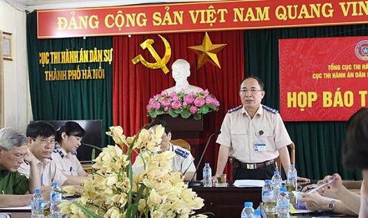 Đồng chí Lê Quang Tiến – Cục trưởng Cục Thi hành án dân sự thành phố Hà Nội phát biểu tại cuộc họp (Ảnh minh họa)