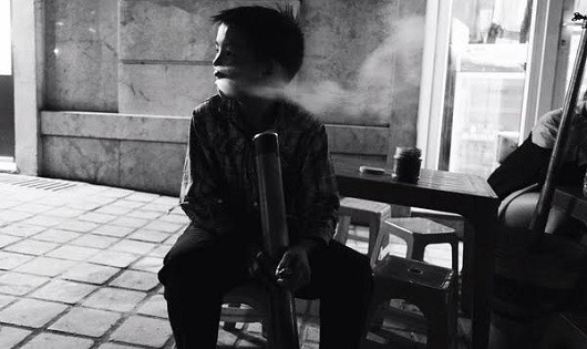 Cậu bé Châu A Giằng biết hút thuốc từ lúc 7 tuổi mua vui cho du khách để kiếm được nhiều tiền.