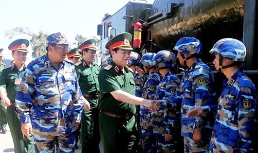 Đại tướng Ngô Xuân Lịch kiểm tra, động viên cán bộ, chiến sĩ Quân chủng Hải quân