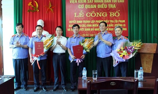 Phó Viện trưởng thường trực VKSND Tối cao Nguyễn Hải Phong và Phó Bí thư Tỉnh ủy, Chủ tịch UBND tỉnh Yên Bái Đỗ Đức Duy trao quyết định và hoa cho lãnh đạo Phòng 8.