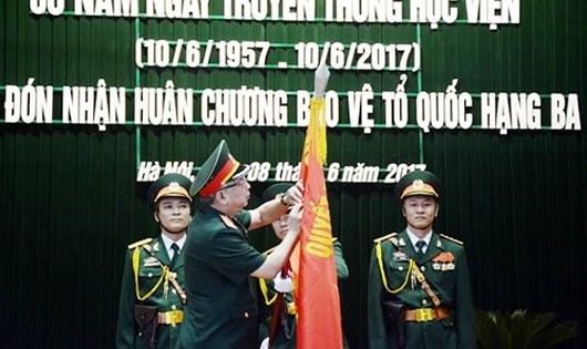 Thừa ủy quyền của Chủ tịch nước, Thứ trưởng Bộ Quốc phòng, Thượng tướng Nguyễn Chí Vịnh gắn Huân chương Bảo vệ Tổ quốc hạng Ba lên Quân kỳ quyết thắng của Học viện.