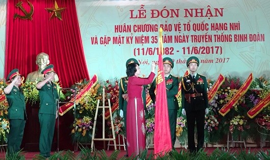 Phó Chủ tịch nước Đặng Thị Ngọc Thịnh trao Huân chương Bảo vệ Tổ quốc hạng Nhì cho tập thể Binh đoàn 11.