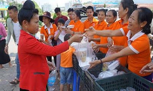 Câu lạc bộ thiện nguyện Hoa Vô Ưu phát cơm chay từ thiện tại BVĐK tỉnh Lai Châu. 