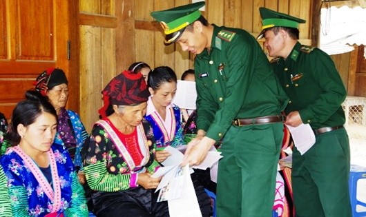 Cán bộ Đội Vận động quần chúng, Đồn BPCK quốc tế Tây Trang tuyên truyền, phổ biến, giáo dục pháp luật cho nhân dân bản Na Ư.