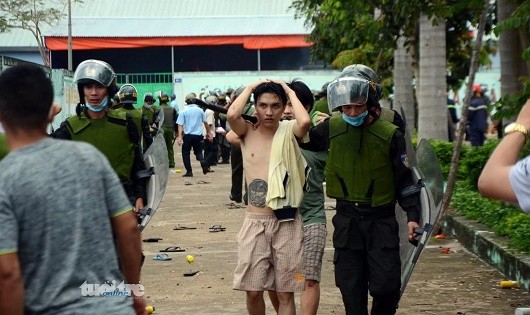 Một học viên bị áp giải vào lại Trung tâm Đồng Nai.