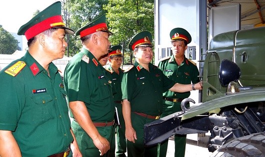 Thiếu tướng Nguyễn Văn Điều (thứ ba từ trái sang) thăm, kiểm tra Tiểu đoàn Vận tải 6, Quân đoàn 4.