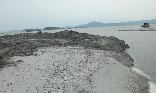 Bãi triều Quan Lạn: Dân lo lắng vì đào hút cát 