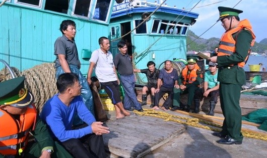 Bộ đội Biên phòng TP Hải Phòng tuyên truyền, phổ biến pháp luật cho ngư dân làm ăn sản xuất trên biển.