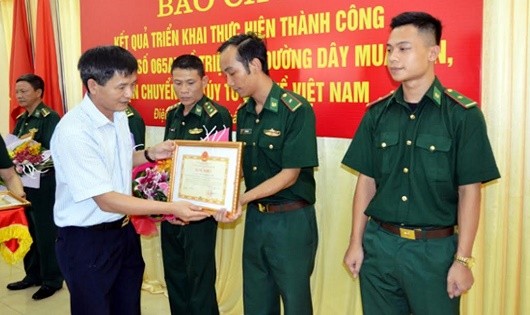 Ông Lê Thành Đô - Phó Chủ tịch Thường trực UBND tỉnh Điện Biên trao Bằng khen cho các tập thể, cá nhân có thành tích xuất sắc thực hiện Chuyên án 065Av.  