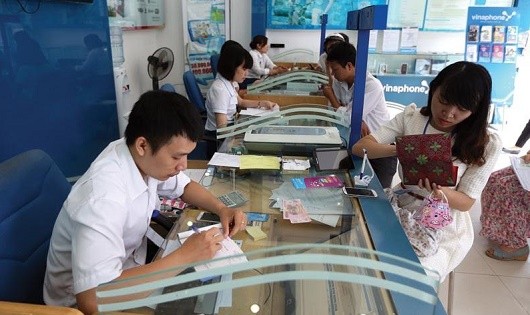 Đăng ký sim điện thoại di động tại một quầy giao dịch của VinaPhone trên phố Huỳnh Thúc Kháng (Hà Nội). Ảnh: Đ. Thanh