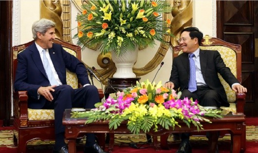 Phó thủ tướng, Bộ trưởng Ngoại giao Phạm Bình Minh tiếp cựu ngoại trưởng Mỹ John Kerry. Ảnh: VGP.