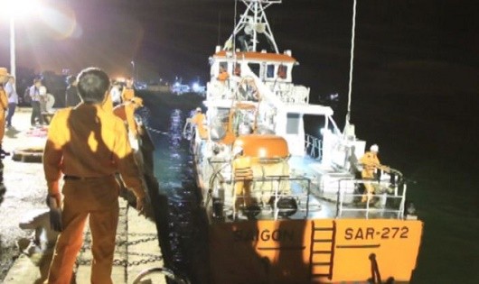 Tàu SAR 272 cứu thuyền trưởng bị rơi xuống biển