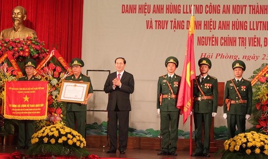 Chủ tịch nước gắn danh hiệu Anh hùng LLVTND lên lá cờ truyền thống của BĐBP Hải Phòng. 