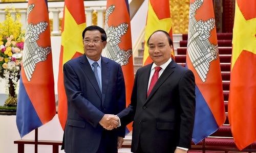 Thủ tướng Nguyễn Xuân Phúc gặp gỡ Thủ tướng Hun Sen. Ảnh: Baochinhphu.