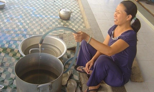 Bà Hời, một hộ dân phường Nại Hiên Đông than phiền vì nước sinh hoạt không có để dùng.
