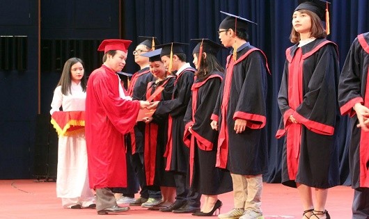 Thứ trưởng Lê Tiến Châu trao bằng tốt nghiệp cho sinh viên khóa 38.