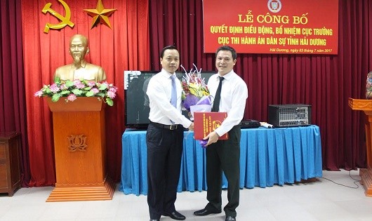 Thứ trưởng Trần Tiến Dũng (trái) trao Quyết định điều động, bổ nhiệm Cục trưởng Cục THADS Hải Dương Nguyễn Văn Tuấn.