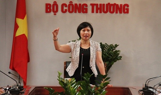 Thứ trưởng Hồ Thị Kim Thoa được cho là đã tìm cách thâu tóm cổ phiếu tại Công ty cổ phần Bóng đèn Điện Quang để sở hữu khối tài sản lớn