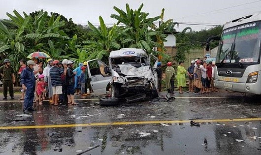 Hình ảnh vụ  tai nạn giao thông vừa xảy ra tại Kon Tum.
