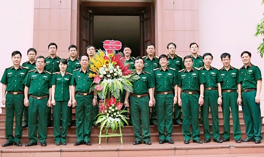 Lãnh đạo Cục Quân huấn, Bộ Tổng Tham mưu tặng hoa Tạp chí nhân Ngày 21/6.