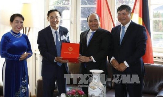 Thủ tướng Nguyễn Xuân Phúc tặng quà cán bộ, nhân viên Tổng Lãnh sự quán Việt Nam tại Frankfurt. Ảnh: Thống Nhất/TTXVN