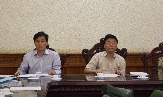 Bộ trưởng Bộ Tư pháp Lê Thành Long (bên phải)