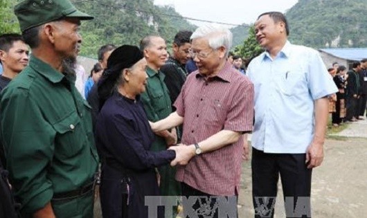 Tổng Bí thư Nguyễn Phú Trọng với cán bộ, nhân dân xã Sĩ Bình, huyện Bạch Thông, tỉnh Bắc Kạn.