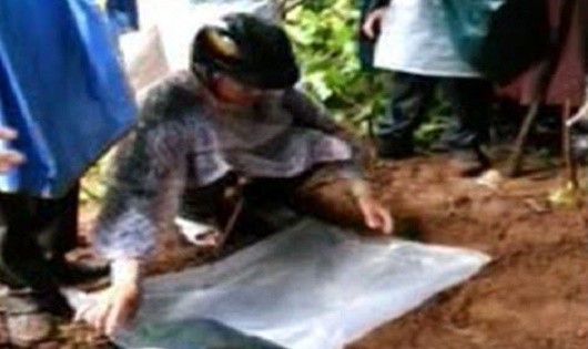 Cảnh tìm mộ liệt sĩ Đặng Trần Thân giữa rừng già Hoài Nhơn, Bình Định tháng 1/2013. (Ảnh do nhân vật cung cấp) 