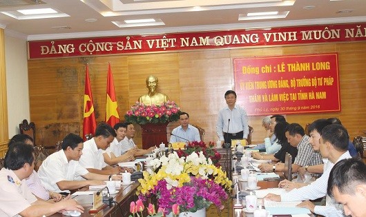 Bộ trưởng Bộ Tư pháp Lê Thành Long trong chuyến thăm và làm việc với tỉnh Hà Nam tháng 9/2016.