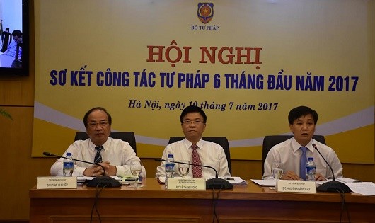 Bộ trưởng Lê Thành Long, các Thứ trưởng Nguyễn Khánh Ngọc, Phan Chí Hiếu đồng chủ trì Hội nghị.