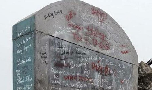 Hình ảnh bia đá trên núi Bài  Thơ- Quảng Ninh bị bôi bẩn.