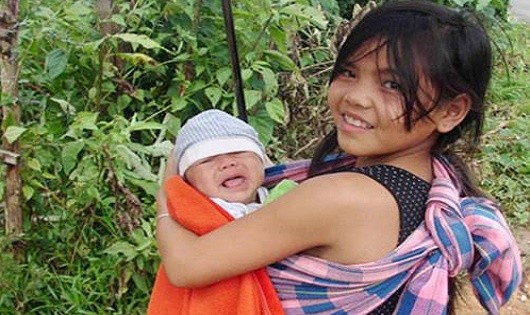 Một bà mẹ có con nhỏ ở tỉnh Kon Tum.