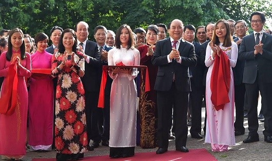 Thủ tướng Nguyễn Xuân Phúc cắt băng khánh thành trụ sở mới của Đại sứ quán Việt Nam tại La Hay, Hà Lan. Ảnh: Thông tin Chính phủ 