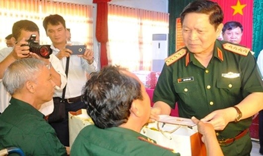 Đại tướng Ngô Xuân Lịch tặng quà thương, bệnh binh tỉnh Bà Rịa - Vũng Tàu.