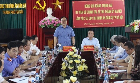 Bí thư Thành ủy Hà Nội Hoàng Trung Hải phát biểu tại buổi làm việc.