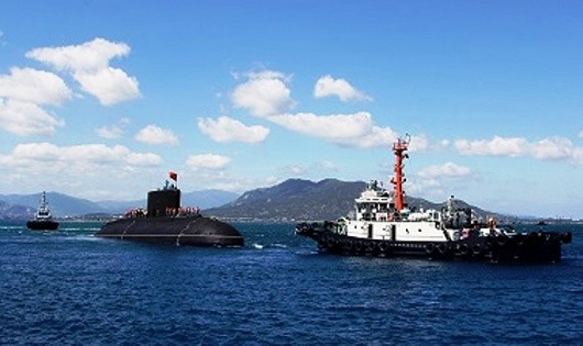 Tàu Tân cảng A1 và A2 lai dắt Tàu ngầm 184-Hải Phòng cập cảng Cam Ranh an toàn.