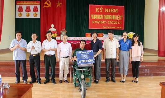 Công đoàn Bộ Tư pháp thăm hỏi, tặng quà tại Trung tâm Điều dưỡng người có công tỉnh Phú Thọ.